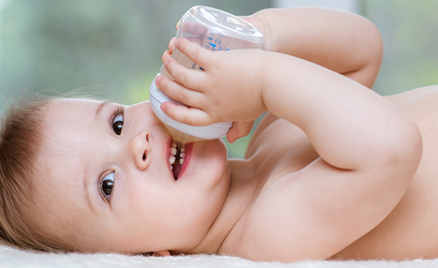 Zašto bebe ne bi trebalo da piju vodu?
